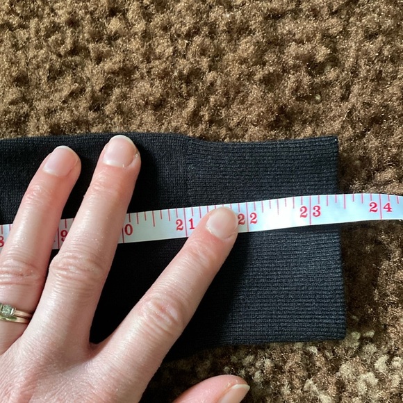 H&M Black and White V-Neck Sweater Sporty Knit - Picture 11 of 11